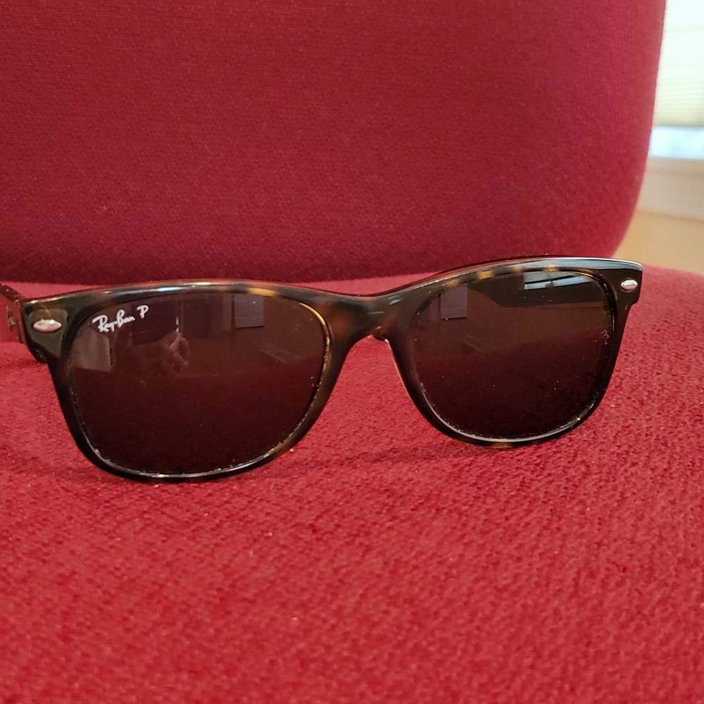 Ray Ban Wayfarer  classic sunglasses